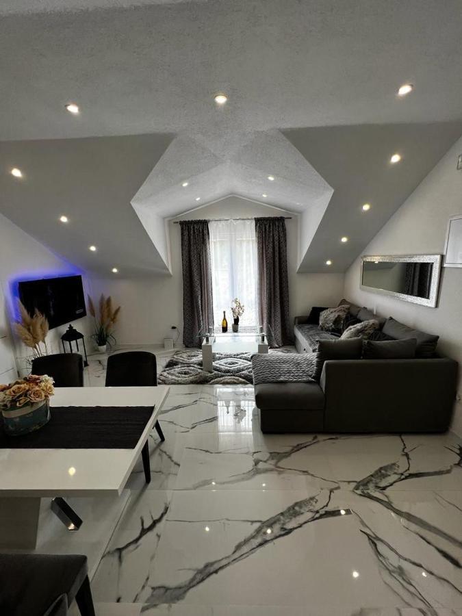Luxury Apartment Megy Otocac Bagian luar foto