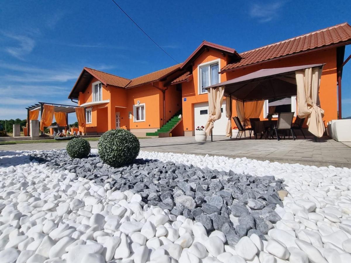 Luxury Apartment Megy Otocac Bagian luar foto