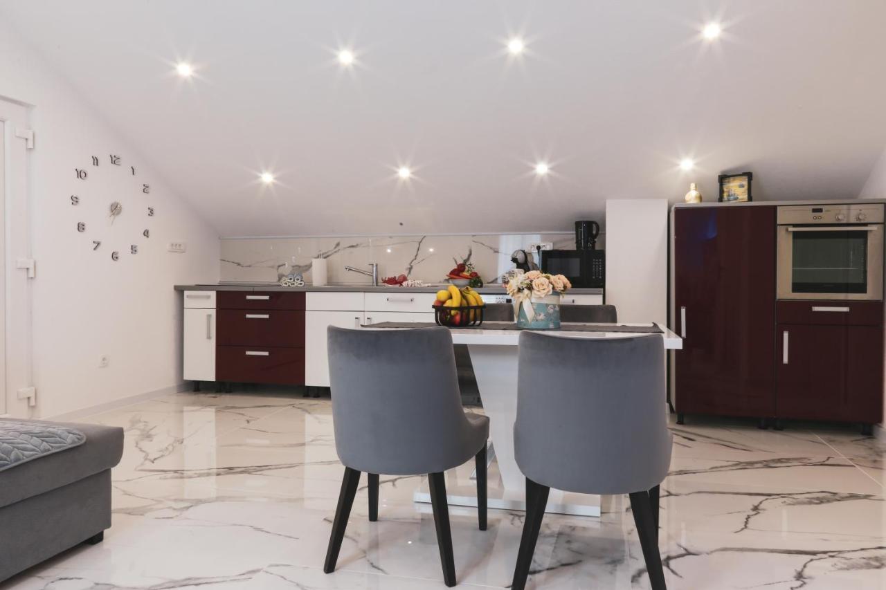 Luxury Apartment Megy Otocac Bagian luar foto