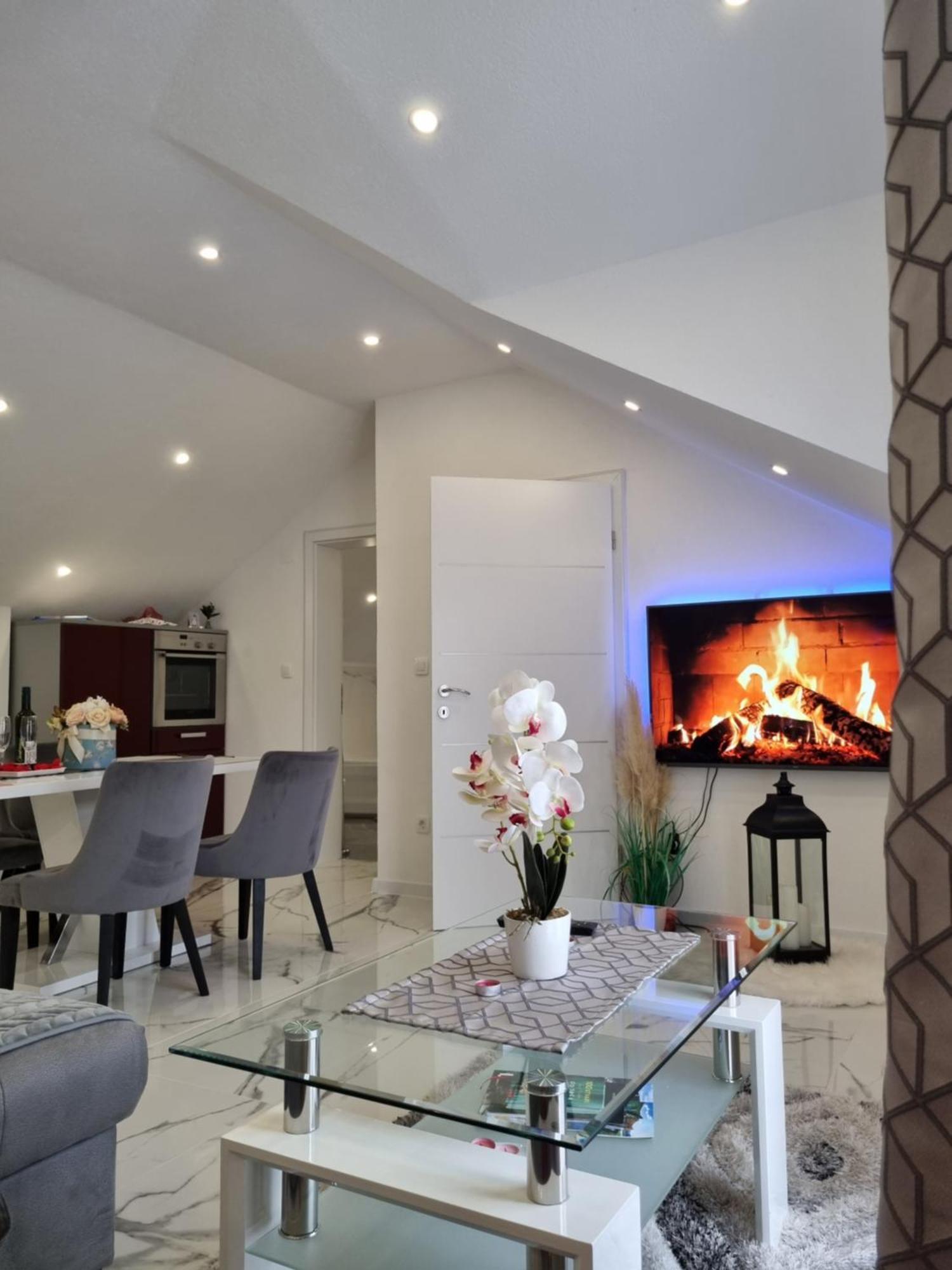 Luxury Apartment Megy Otocac Bagian luar foto