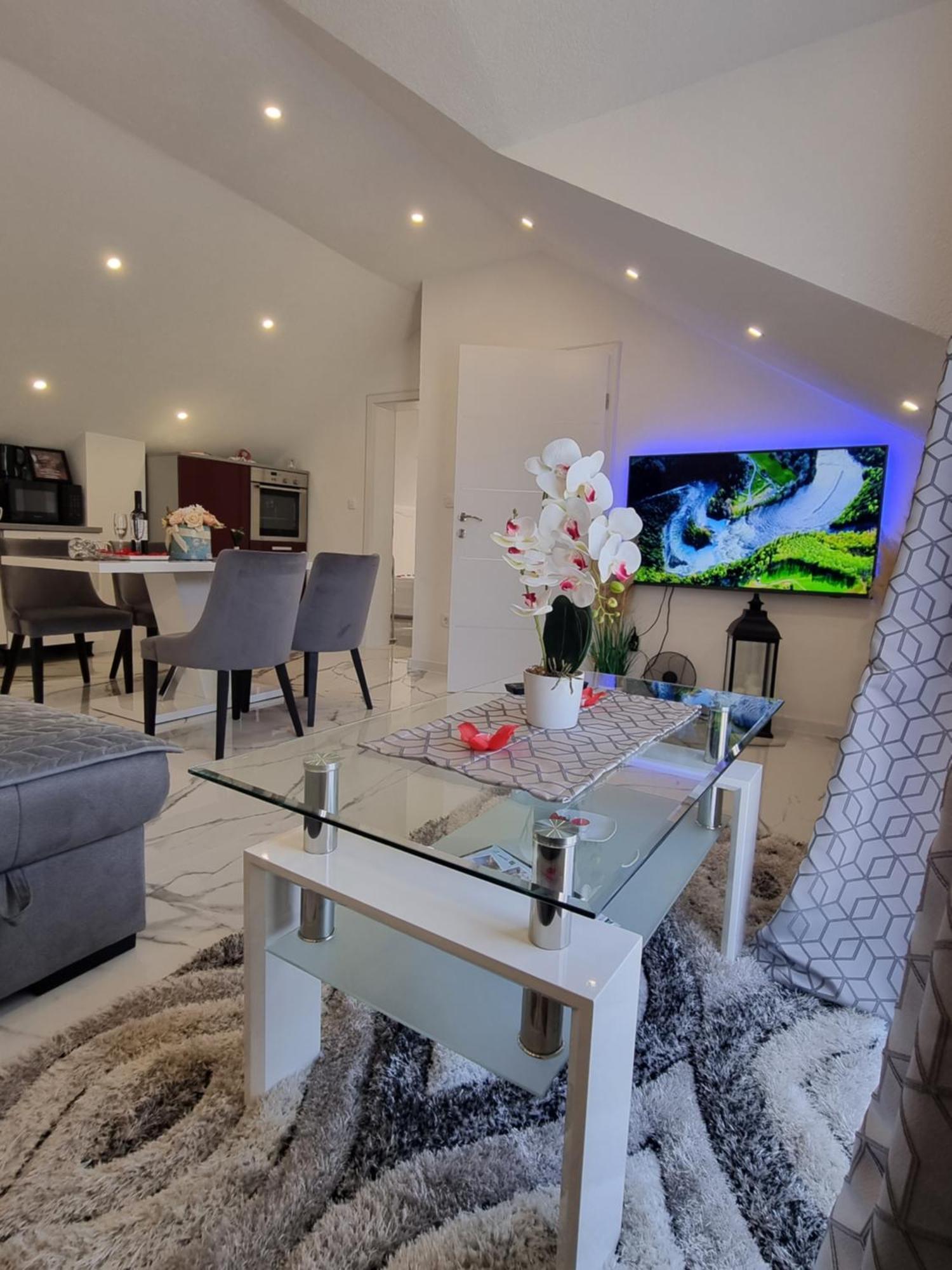 Luxury Apartment Megy Otocac Bagian luar foto