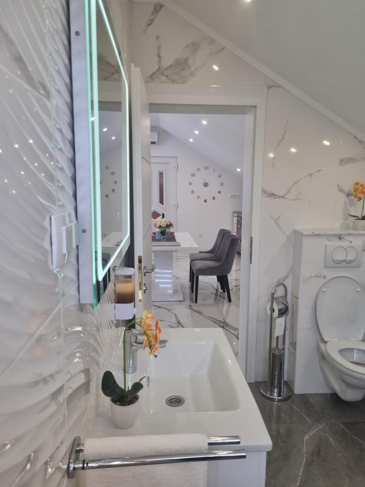 Luxury Apartment Megy Otocac Bagian luar foto