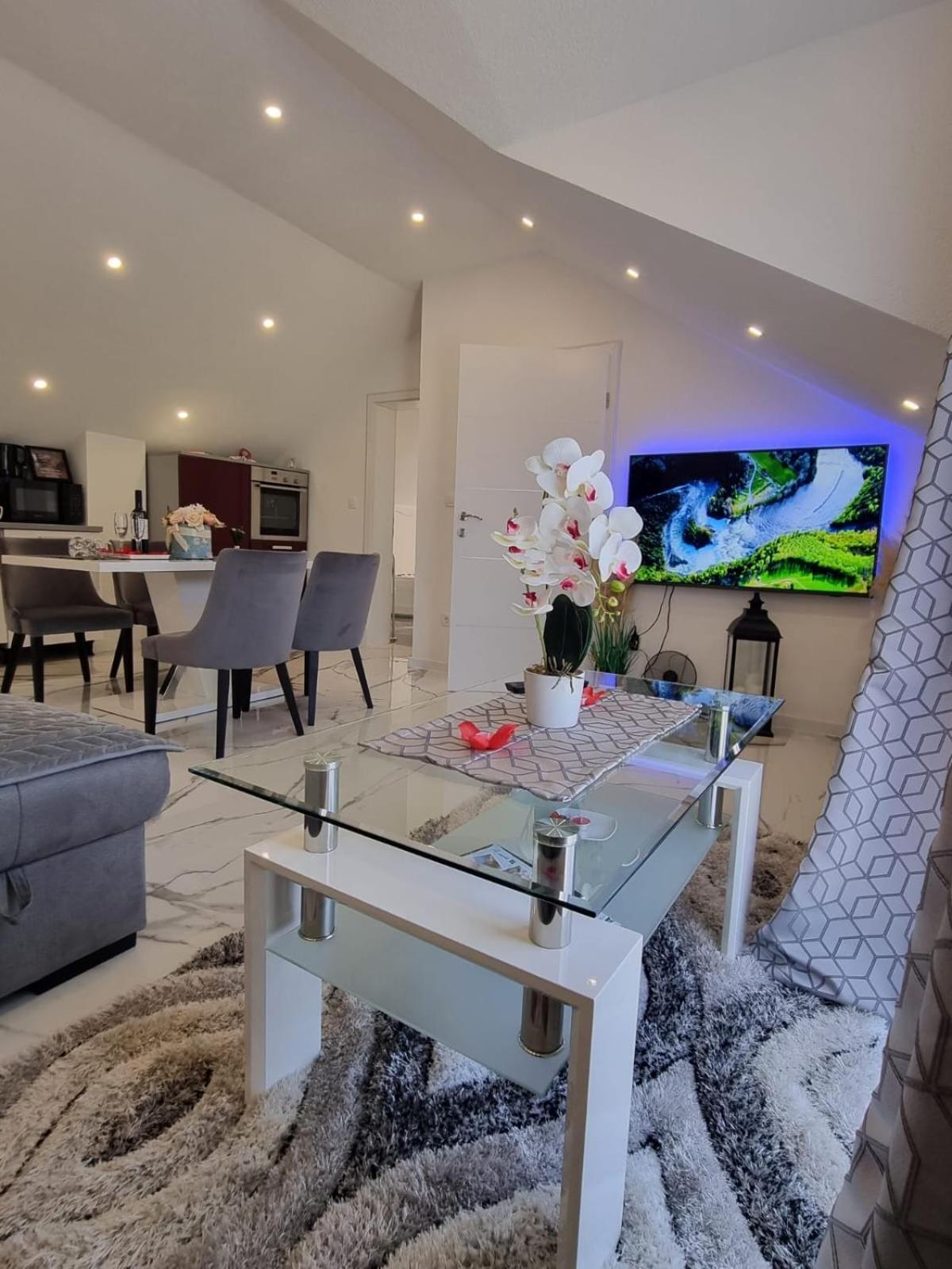 Luxury Apartment Megy Otocac Bagian luar foto