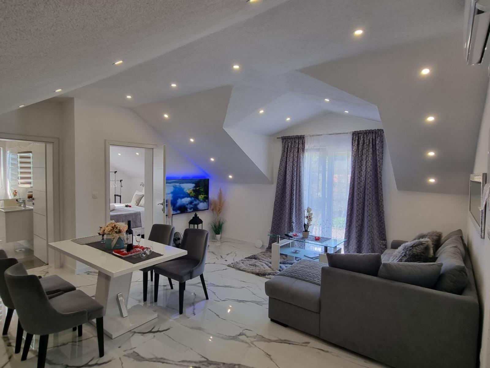 Luxury Apartment Megy Otocac Bagian luar foto