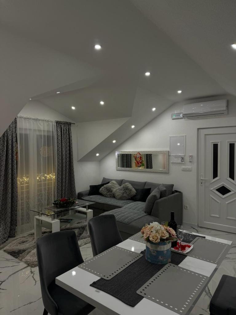 Luxury Apartment Megy Otocac Bagian luar foto