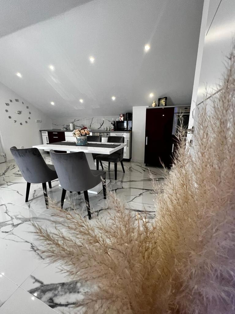 Luxury Apartment Megy Otocac Bagian luar foto