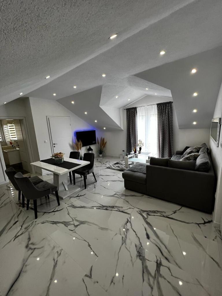 Luxury Apartment Megy Otocac Bagian luar foto