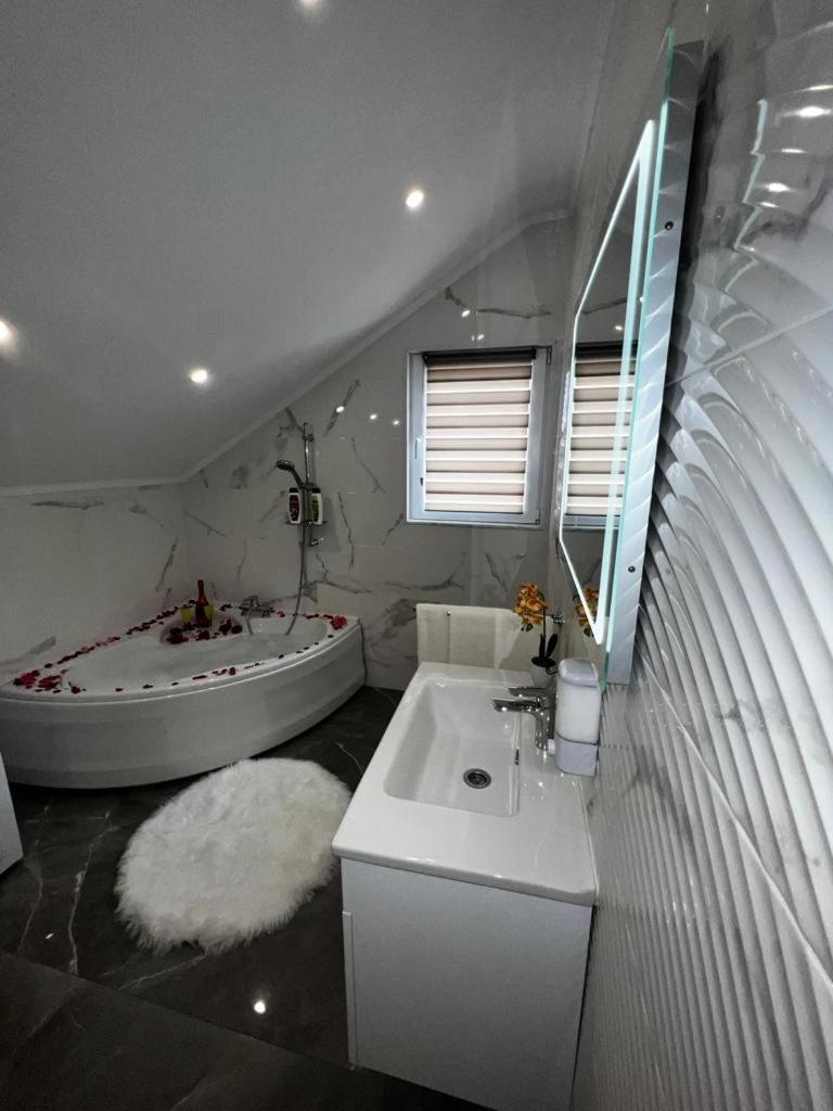 Luxury Apartment Megy Otocac Bagian luar foto