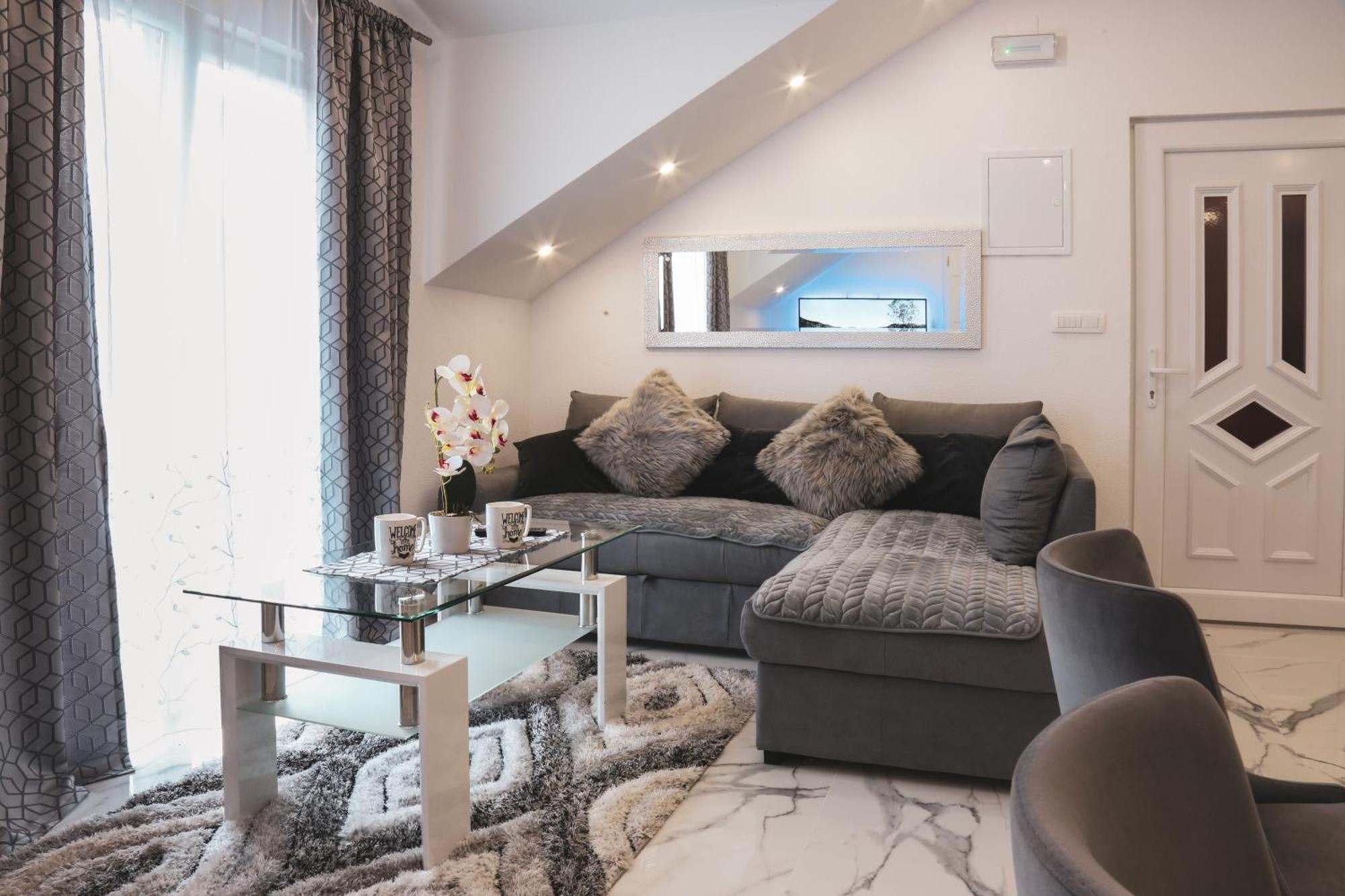Luxury Apartment Megy Otocac Bagian luar foto