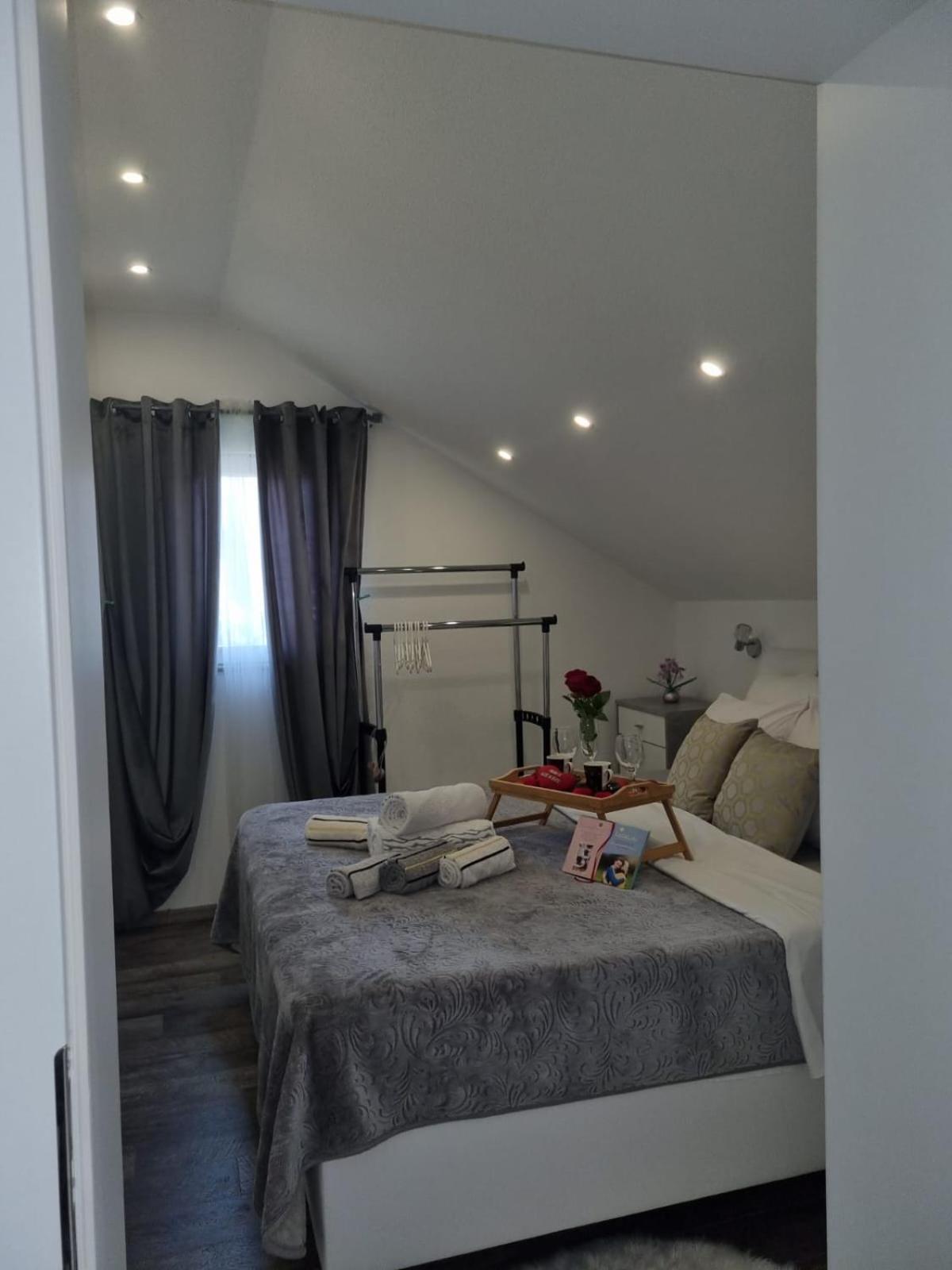 Luxury Apartment Megy Otocac Bagian luar foto