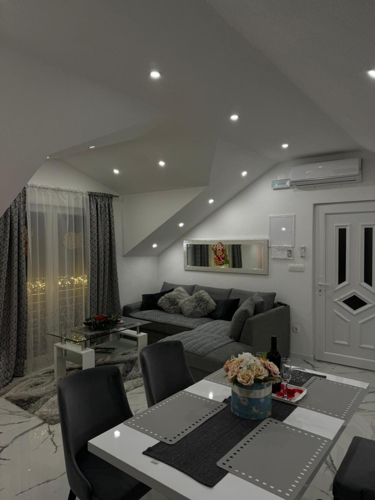 Luxury Apartment Megy Otocac Bagian luar foto